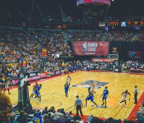 开云体育直播-布伦森孤星闪耀，湖人决胜时刻展翅擒鹰