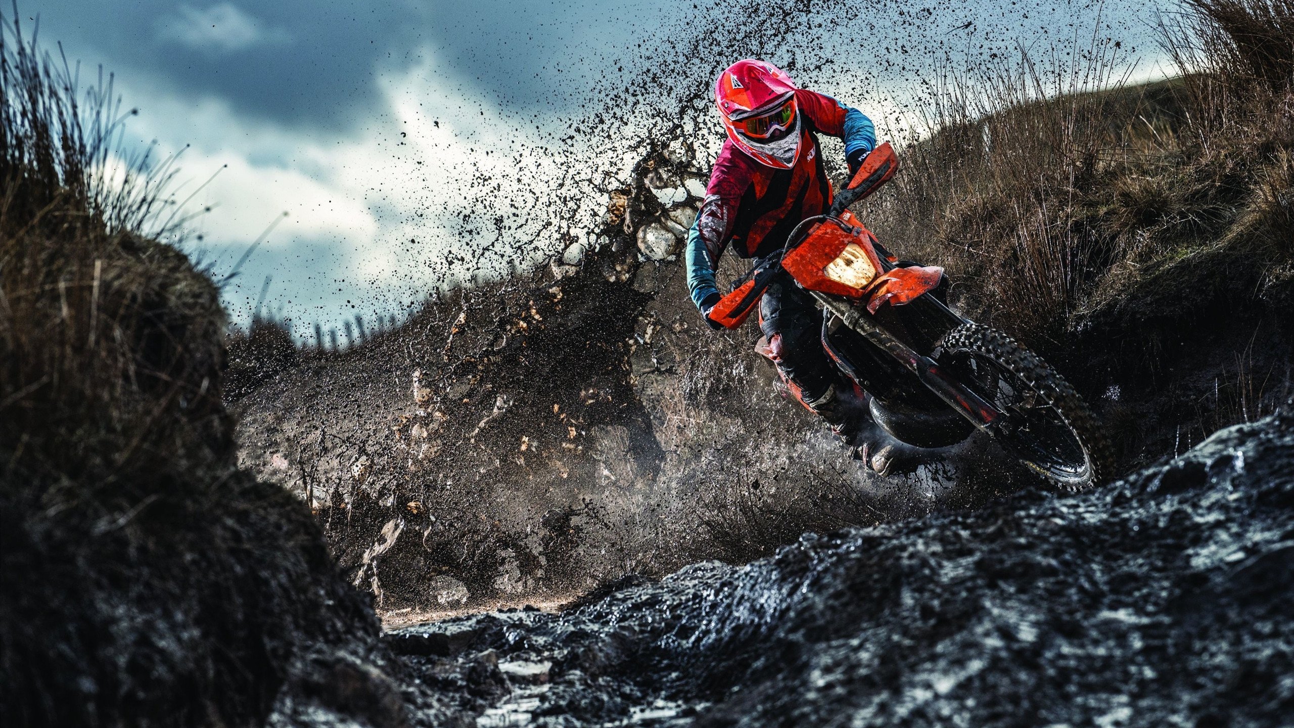 孤星领航，周冠宇扛起索伯车队，梅赛德斯完胜背后的团队韧性